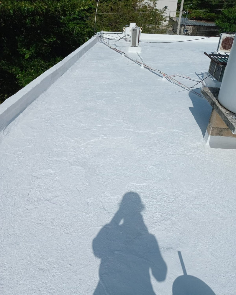 Losa terminada con Converheat Caucho blanco, acabado uniforme sobre la superficie y el pretil