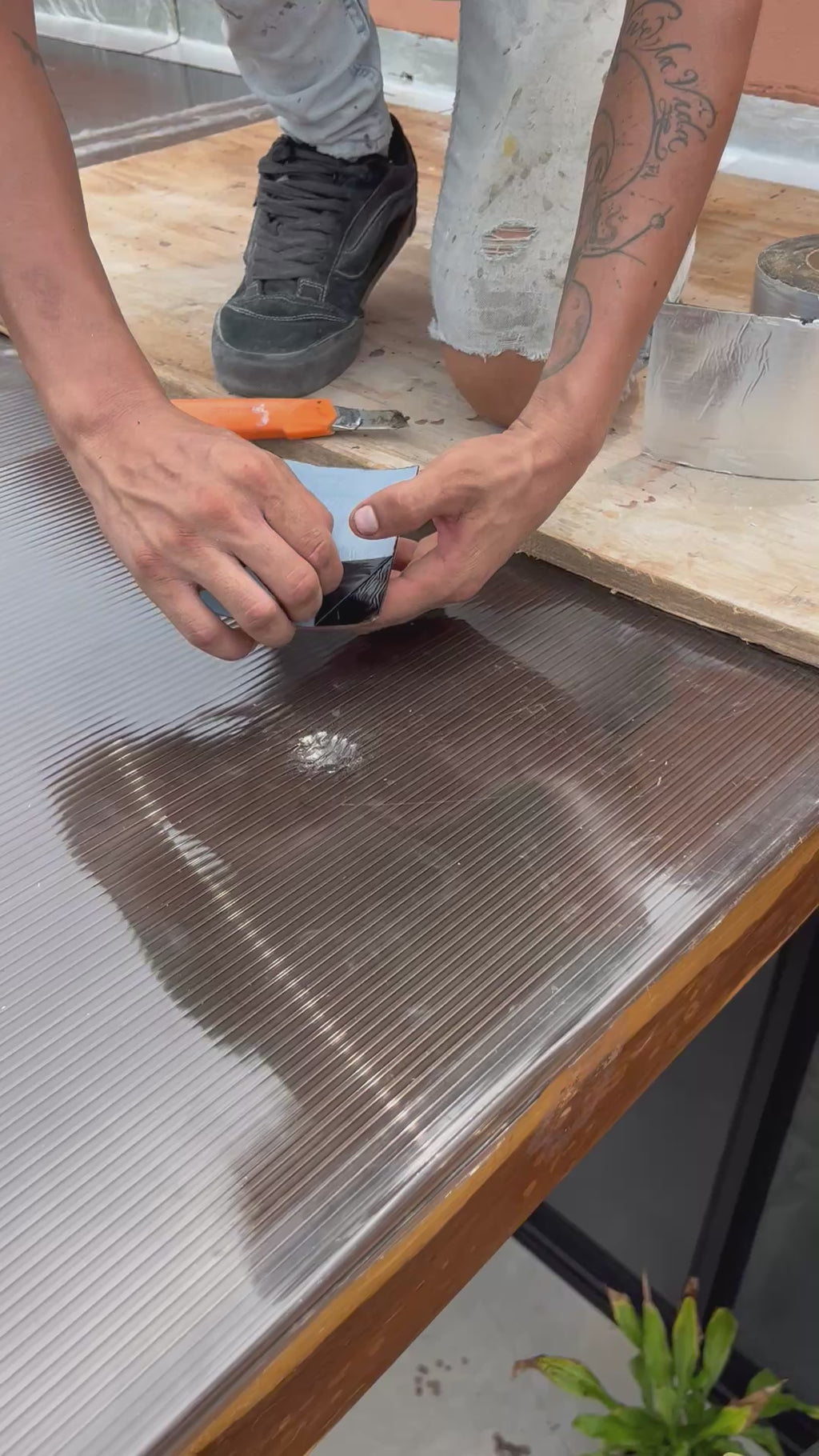 Fácil reparación instantanea de lámina de polietileno con Alusticker Cinta Autoadherible Tapagoteras